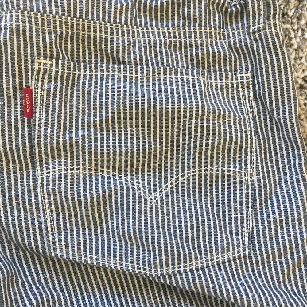 Pinstripe Levi’s short probably about size 2-4.